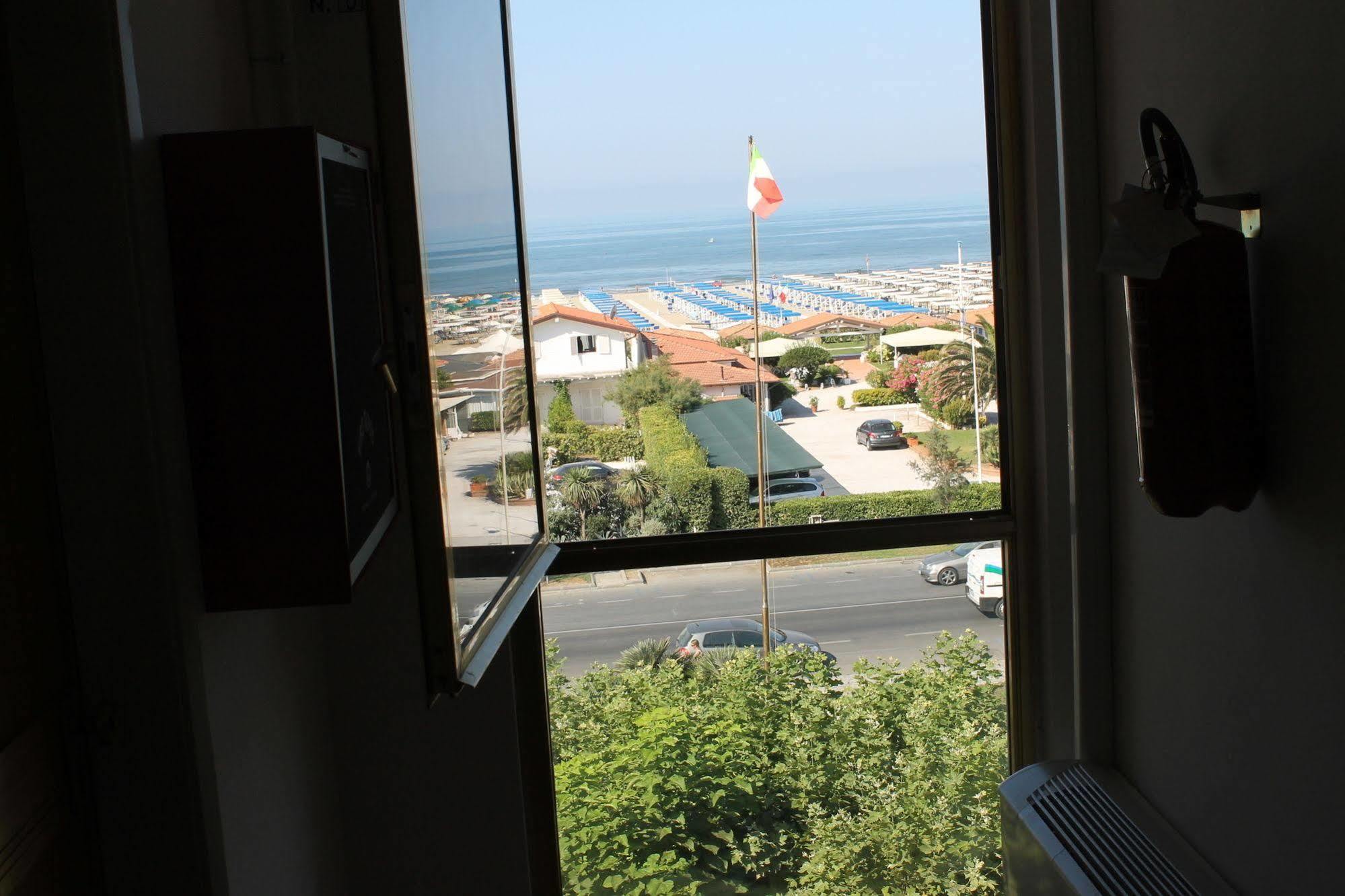 Hotel Brasilia Marina di Pietrasanta Bagian luar foto