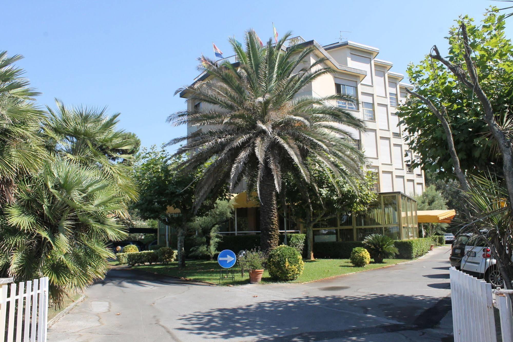 Hotel Brasilia Marina di Pietrasanta Bagian luar foto